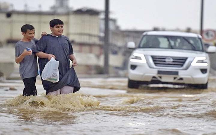 ভারি বৃষ্টিতে সৌদিতে স্কুল বন্ধ, বন্যার সতর্কতা