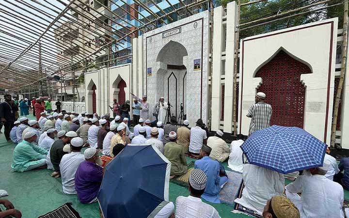 নারায়ণগঞ্জে বৃষ্টি প্রার্থনায় নামাজ আদায়