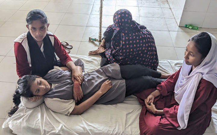 তীব্র গরমে শ্রেণিকক্ষে ছাত্রী অসুস্থ, হাসপাতালে ভর্তি