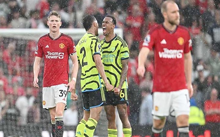 ইংলিশ প্রিমিয়ার লিগে ইউনাইটেডকে উড়িয়ে শীর্ষে আর্সেনাল