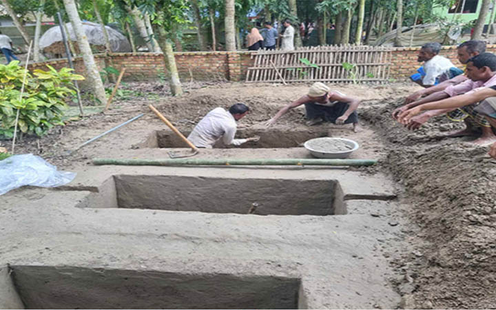 সেতু ভেঙে মাইক্রোবাস খালে পড়ে মৃত্যু ৭ জনের দাফন সম্পন্ন