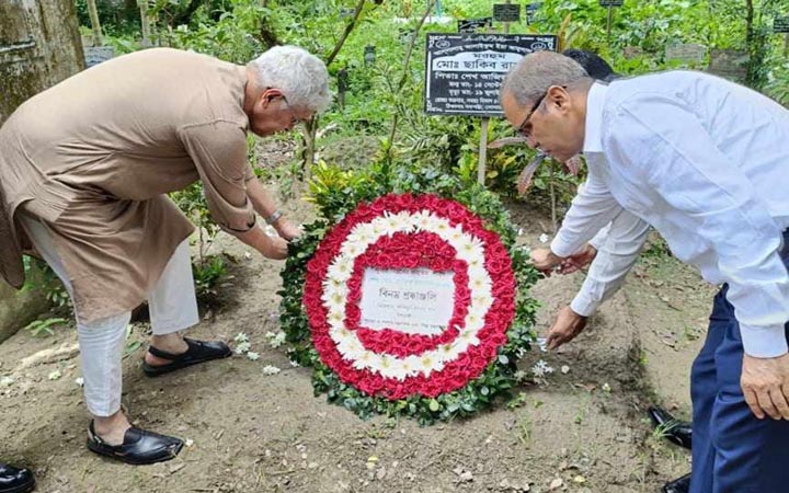 শহীদ সাকিবের কবর জিয়ারত করলেন গৃহায়ন উপদেষ্টা