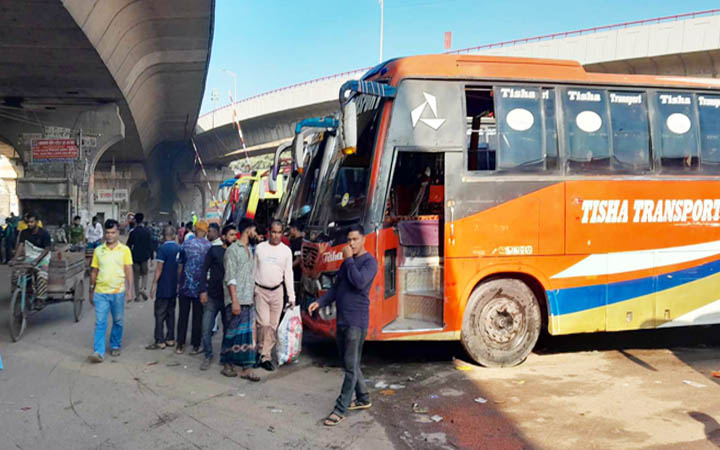 অবরোধে দূরপাল্লার বাস চলাচলও বাড়ছে