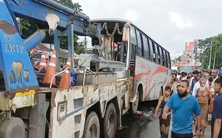 ফরিদপুরে ২ বাসের মুখোমুখি সংঘর্ষ, নিহত ৩