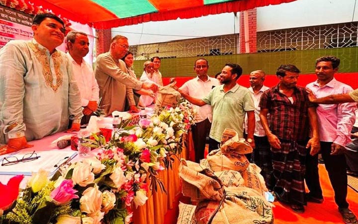 শ্রীমঙ্গলে বিনামূল্যে সার-বীজ পেলেন ৩৬০০ কৃষক