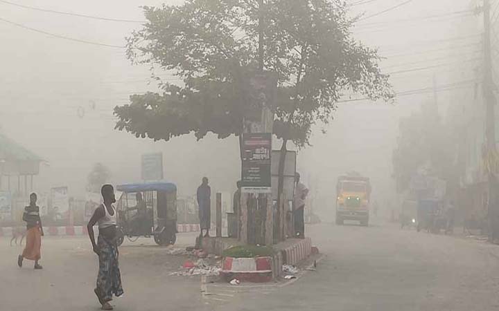 ঘনবর্ষা ও ভ্যাপসা গরমের মধ্যেও দেখা মিলল কুয়াশার