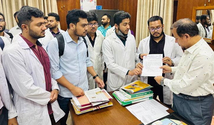 বেতন-ভাতা বৃদ্ধির দাবিতে রংপুরে ইন্টার্ন চিকিৎসকদের কর্মবিরতি