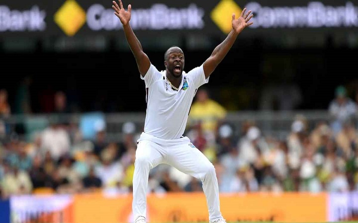 রোচের বোলিং তোপে কাঁপছে অজিরা