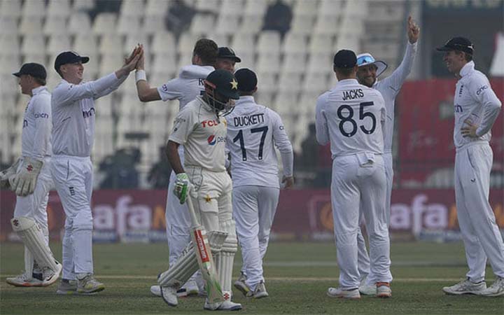 পাকিস্তানের বিপক্ষে ২৮১ রানে এগিয়ে ইংল্যান্ড