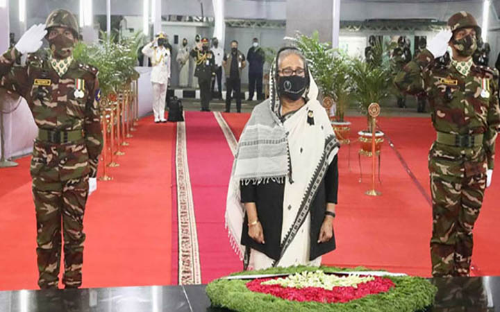 বঙ্গবন্ধুর প্রতিকৃতিতে প্রধানমন্ত্রীর শ্রদ্ধা