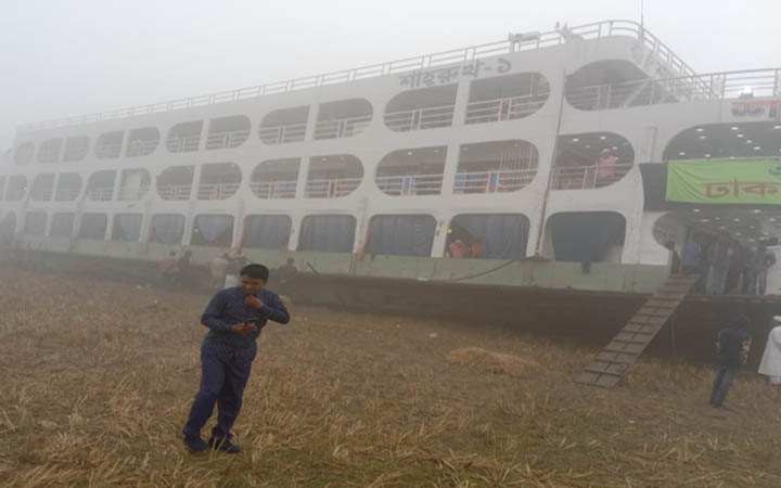 ৪০০ যাত্রী নিয়ে চরে আটকা এম ভি শাহরুখ-১
