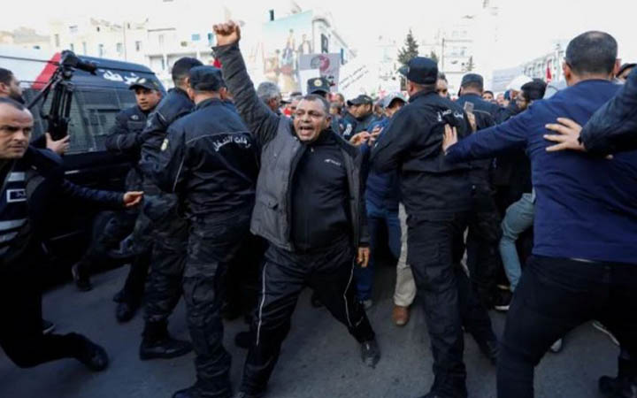 তিউনিসিয়ায় আরব বসন্তের এক যুগ পূর্তিতে সরকার বিরোধী বিক্ষোভ