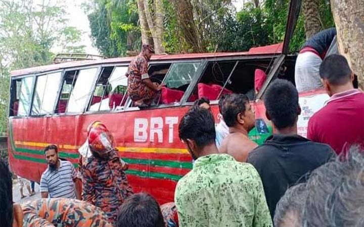 ঝালকাঠিতে বৈদ্যুতিক খুঁটির সাথে বাসের ধাক্কা, নিহত ২