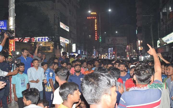 ছিনতাইয়ের প্রতিবাদে রংপুর পলিটেকনিক্যালের শিক্ষার্থীদের সড়ক অবরোধ