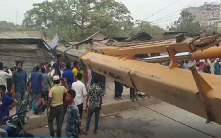 টঙ্গীতে বিআরটি ক্রেন উল্টে দোকানে পড়ে আহত ৫
