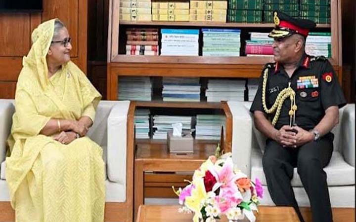 বাংলাদেশ-ভারত সেনাবাহিনীর মধ্যে সহযোগিতা জোরদারে প্রধানমন্ত্রীর গুরুত্বারোপ