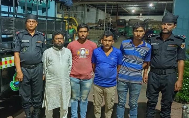 মোড়ক পাল্টে টিসিবির তেল খোলাবাজারে বিক্রি, গ্রেপ্তার ৪