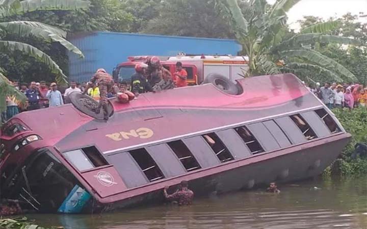 গৌরনদীতে নিয়ন্ত্রণ হারিয়ে বাস পুকুরে, নিহত ১