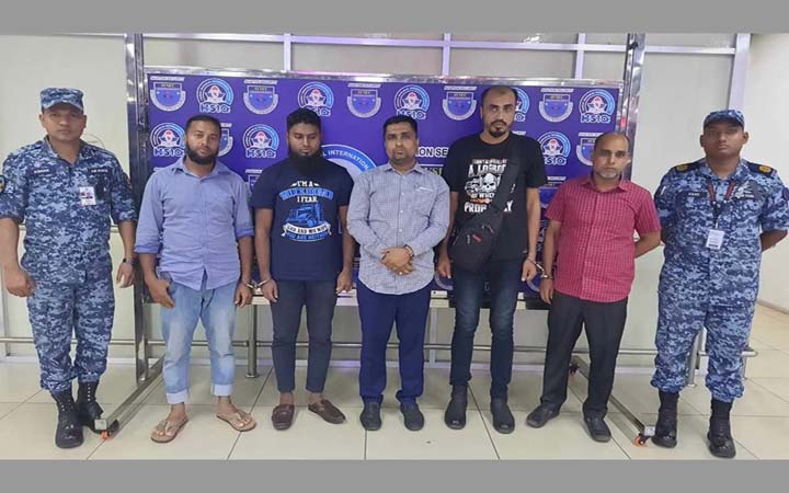 শাহজালালে ৩৭ ভরি স্বর্ণসহ আটক ৫