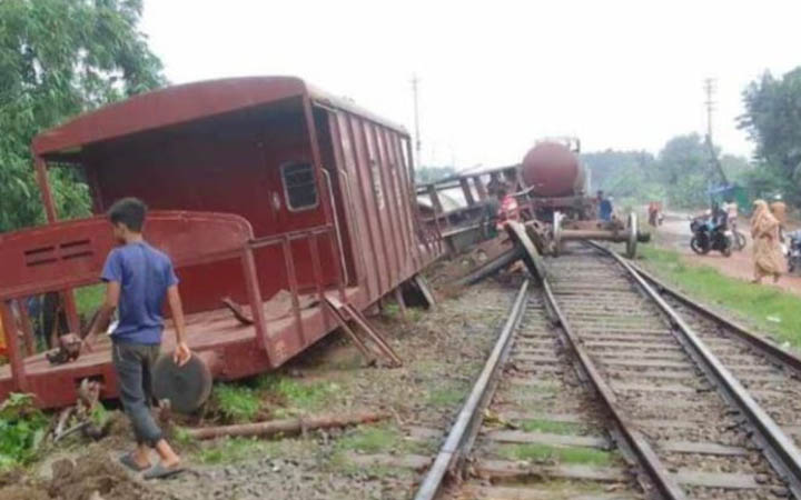 মালবাহী ট্রেন উল্টে খুলনার সঙ্গে সারাদেশের রেল যোগাযোগ বন্ধ