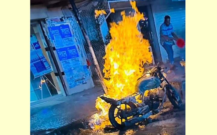 রামপুরায় মোটরসাইকেলে হঠাৎ আগুন