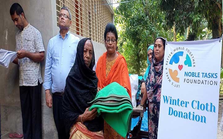 শীতের আগমনের শুরুতে সাতক্ষীরায় অসহায়দের মধ্যে কম্বল বিতরণ