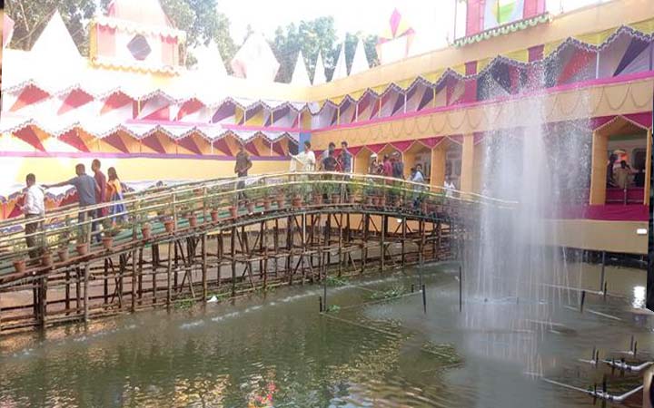 ১০ হাজার বাঁশ দিয়ে পুকুরের ওপর পূজা মণ্ডপ!