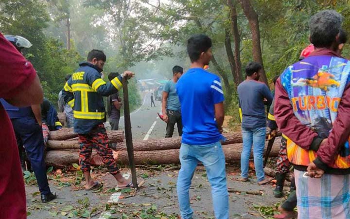 খাগড়াছড়িতে সড়ক অবরোধ করেছে নেতা-কর্মীরা