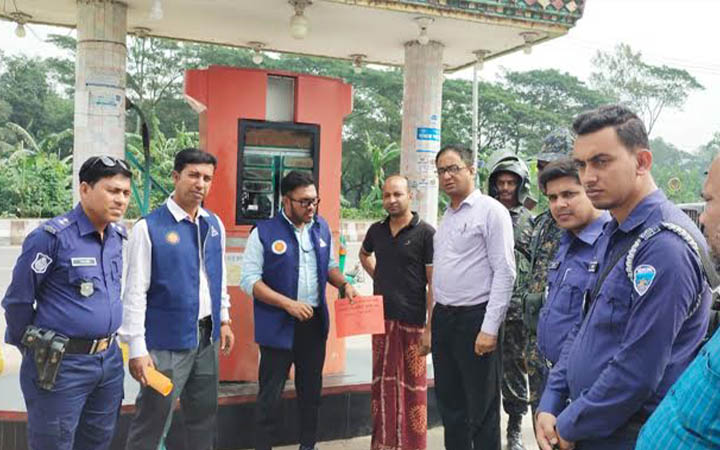 নোয়াখালীতে তেল কম দেওয়ায় ফিলিং স্টেশন সিলগালা