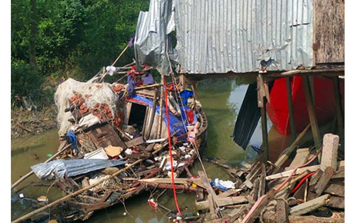 ট্রলারে গ্যাস সিলিন্ডার বিস্ফোরণ, দগ্ধ ২