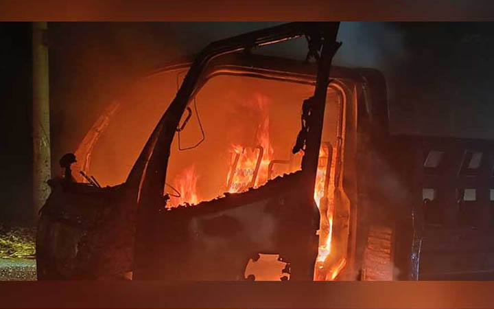 চলন্ত পিকআপে দুর্বৃত্তের আগুন