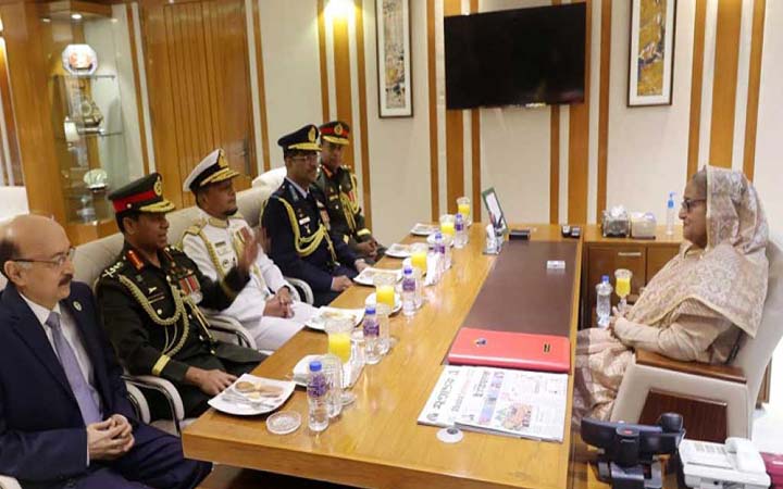 সশস্ত্রবাহিনী বিভাগে নিজ কার্যালয়ে প্রধানমন্ত্রী