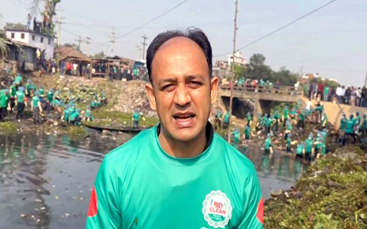 নদী পরিষ্কারের মধ্য দিয়ে কার্যক্রম শুরু ব্যারিস্টার সুমনের