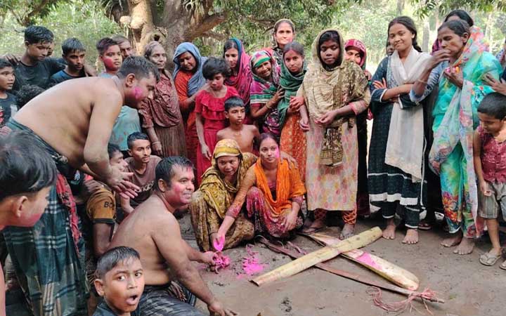 রাজশাহীতে বৃষ্টির আশায় ব্যাঙের বিয়ে