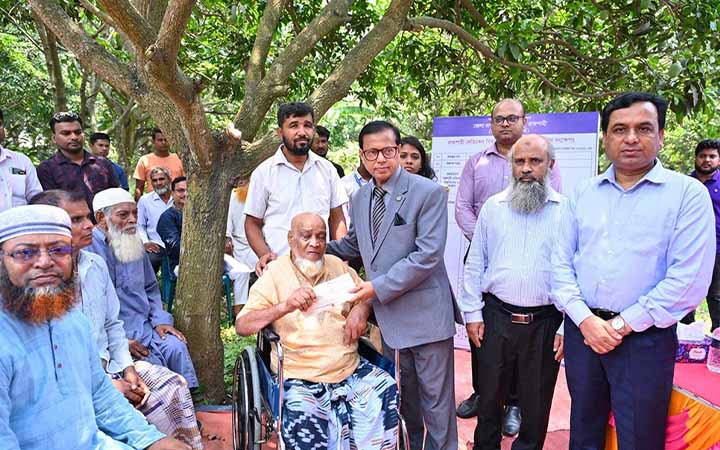 সরেজমিনে এসে ৩০ ভূমি মালিক পেলেন ক্ষতিপূরণের চেক