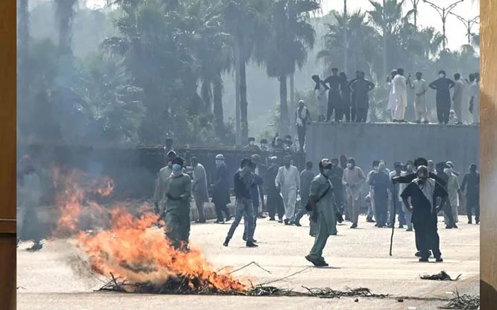 ইমরান খানের মুক্তির দাবিতে উত্তাল পাকিস্তান