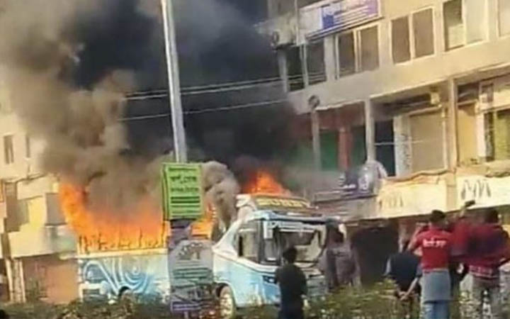 শিক্ষাসফরের বাসে ভয়াবহ আগুন