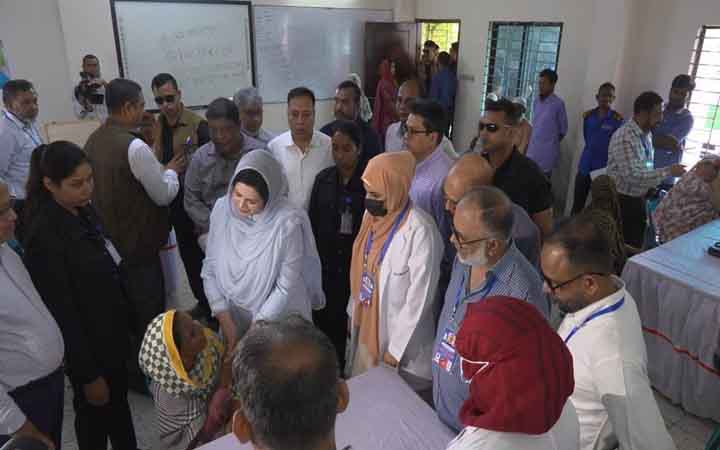 বস্তির সুবিধাবঞ্চিতরা পেলেন বিনামূল্যে চক্ষু চিকিৎসা