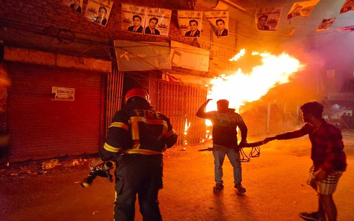 পুরান ঢাকায় দোকানে আগুন