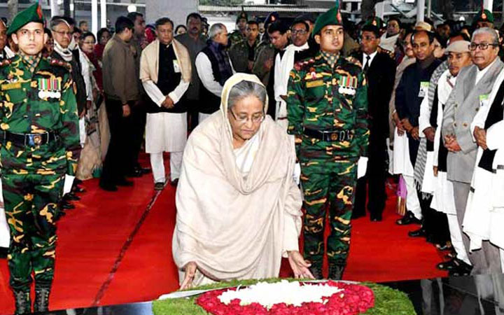বঙ্গবন্ধুর প্রতিকৃতিতে প্রধানমন্ত্রীর শ্রদ্ধা