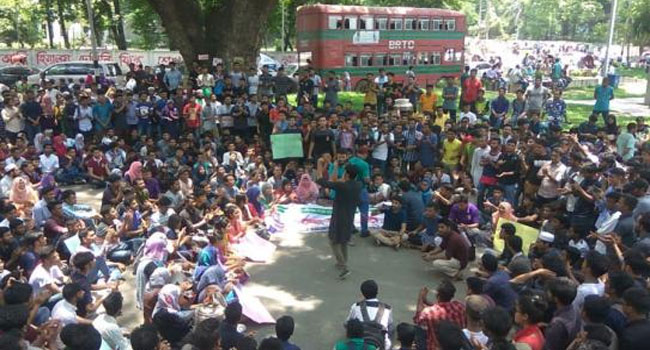 ৭ কলেজের অধিভুক্তি বাতিল চেয়ে ঢাবিতে  তালা