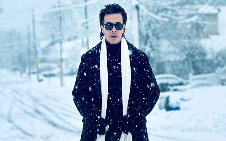 ‘রাজকুমার’ দেখে কাঁদতে কাঁদতে বের হচ্ছেন নারীরা