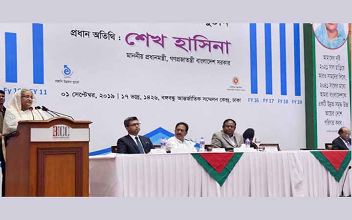 জাতীয় রপ্তানি ট্রফি  বিতরণ করলেন প্রধানমন্ত্রী ।