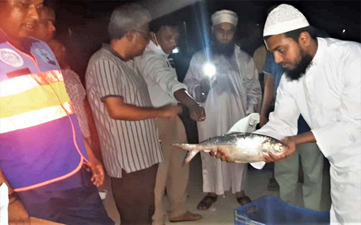 পদ্মায় ৩১ জেলের কারাদণ্ড-জরিমানা