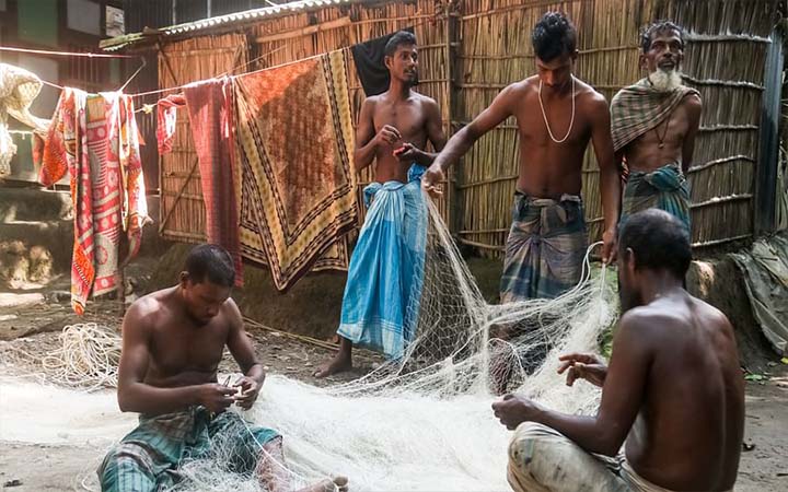 সোমবার মধ্যরাতে নিষেধাজ্ঞা শেষ,  ইলিশ শিকারে প্রস্তুত জেলেরা