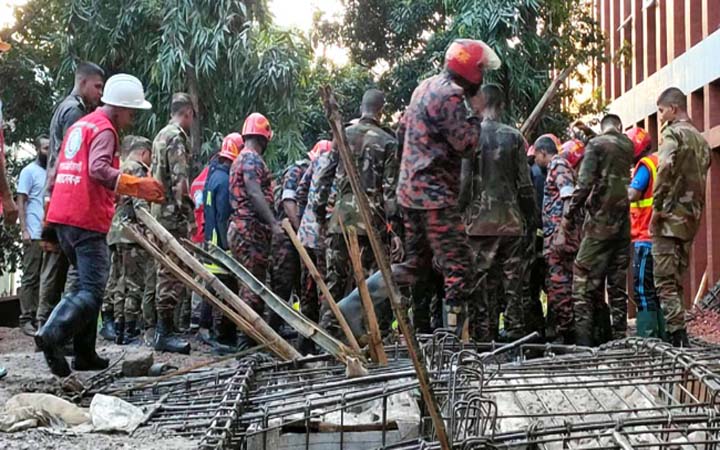 খাগড়াছড়ি জেলা পরিষদের নির্মাণাধীন ভবনের ছাদ ধসে নিহত ২