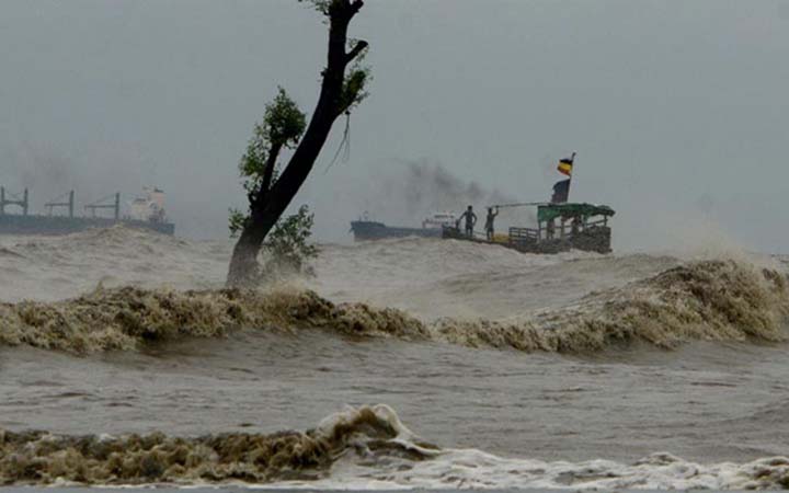 উপকূলে আঘাত হেনেছে ঘূর্ণিঝড় সিত্রাংয়ের অগ্রভাগ