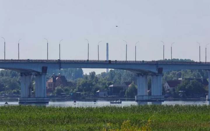 ব্রিজ ভেঙ্গে দিয়ে খেরসন শহর থেকে সরে গেল রুশ সৈন্যরা