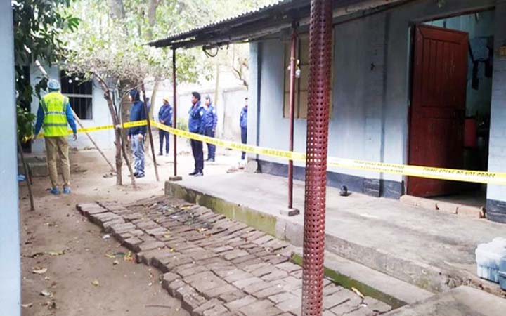 আড়ায় ঝুলছিলেন স্বামী, মেঝেতে স্ত্রীর রক্তাক্ত লাশ