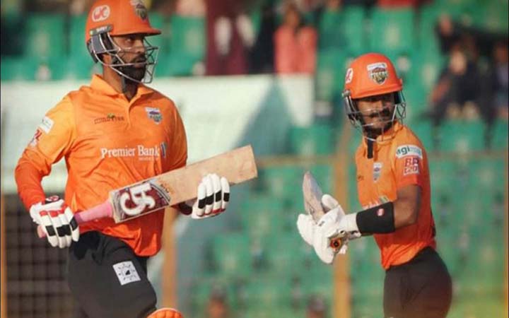 চট্টগ্রামকে হারিয়ে রেসে ফিরলো খুলনা